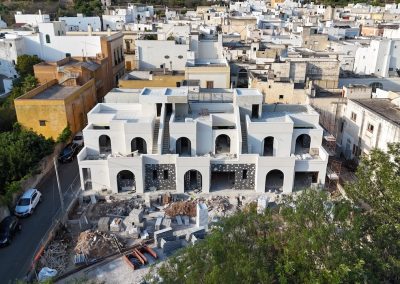 Il Complesso Santorini, con le sue tre villette, con prospettiva su Tuglie